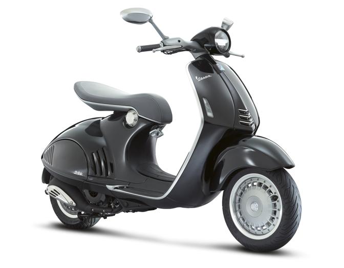 Dopo l'anteprima a Motodays la Vespa 946 verr presentata tra un mese circa. Intanto negli stabilimenti Piaggio di Pontedera  stata allestita una linea di produzione dedicata. Il nuovo scooter avr un motore 4 tempi 125 cc da 12 Cv. Freni a disco all'anteriore e al posteriore  con Abs. E il prezzo? Sopra gli 8mila euro